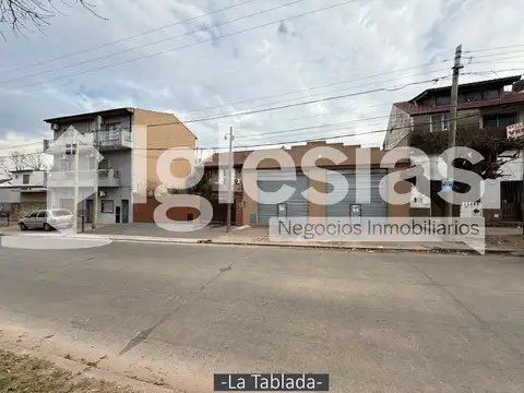 Casa con galpon en venta en La Tablada
