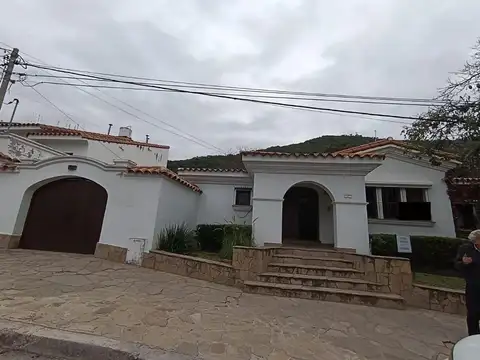 Casa 7 ambientes con 2 baños