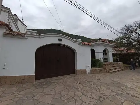 Casa en Venta con 3 cocheras