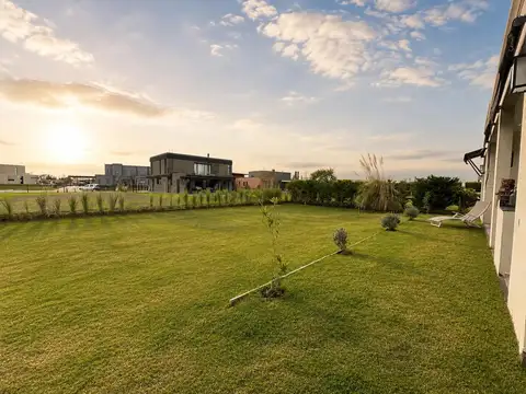 Casa en Venta con 4 cocheras