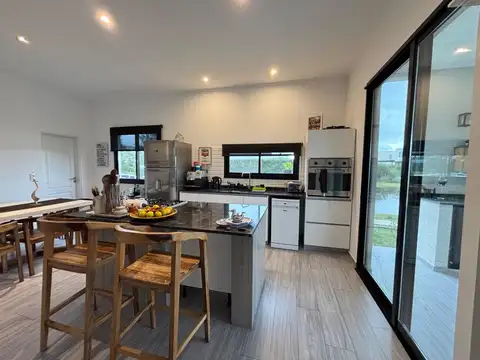 Casa 5 ambientes con 3 baños