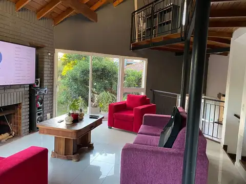 Casa 6 ambientes con 2 baños