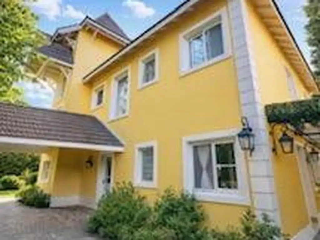 Casa en Venta - 3 dormitorios - USD 690.000