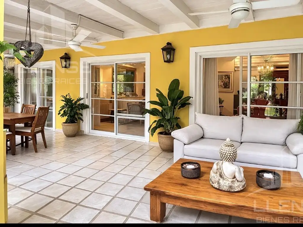 Casa - 252  m² Cubierta | 3 dormitorios | 20 años | 4 baños | 5 ambientes | Bueno