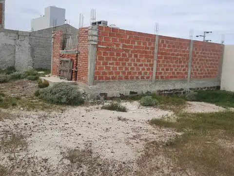 TERRENO CON MEJORA ZONA NORTE KM 8