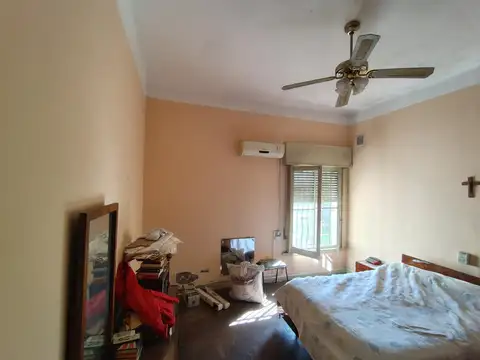 CASA MAS LOTE LINDERO SOBRE AVDA. C. URUGUAYO BUENA ZONA