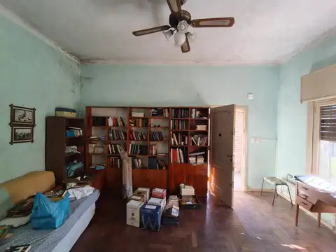 CASA MAS LOTE LINDERO SOBRE AVDA. C. URUGUAYO BUENA ZONA