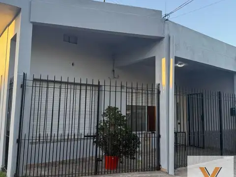 Casa en venta - 3 Dormitorios 2 Baños - Cochera - 212Mts2 - Berazategui Oeste