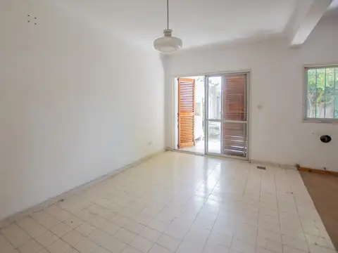 Casa con Cochera y fondo en terreno de 200 m2 - Seguridad en la mejor ubicación