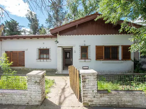 Casa con Cochera y fondo en terreno de 200 m2 - Seguridad en la mejor ubicación