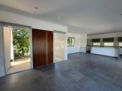 Casa 4 ambientes con 3 baños