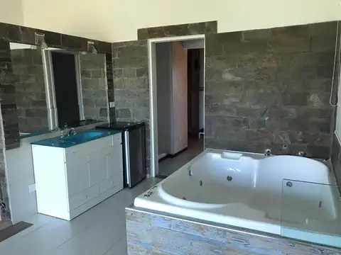 Casa en Alquiler con 5 cocheras