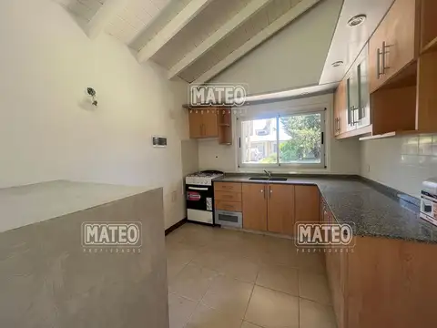 Casa 4 ambientes con 2 baños
