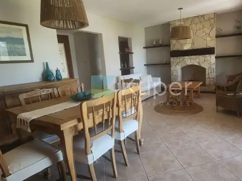 Casa en Alquiler con 4 cocheras