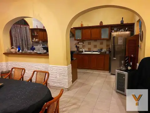 Casa 10 ambientes con 6 baños