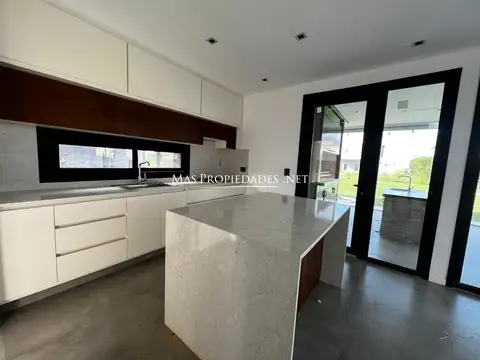 Casa 5 ambientes con 4 baños