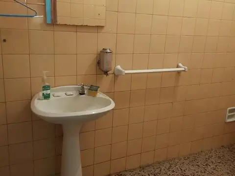 LOCAL AMPLIO EN UNA PLANTA, A 1 CUADRA DE LA AV 18 DE JULIO.