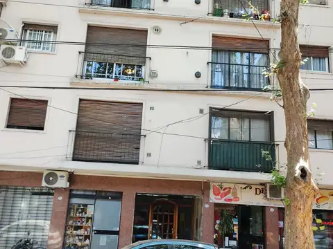 Departamento 4 ambientes con balcon en Flores.