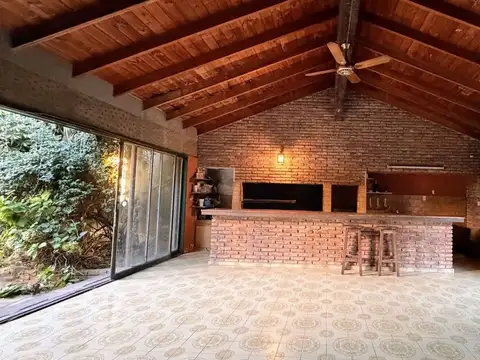 Casa 5 ambientes con 2 baños