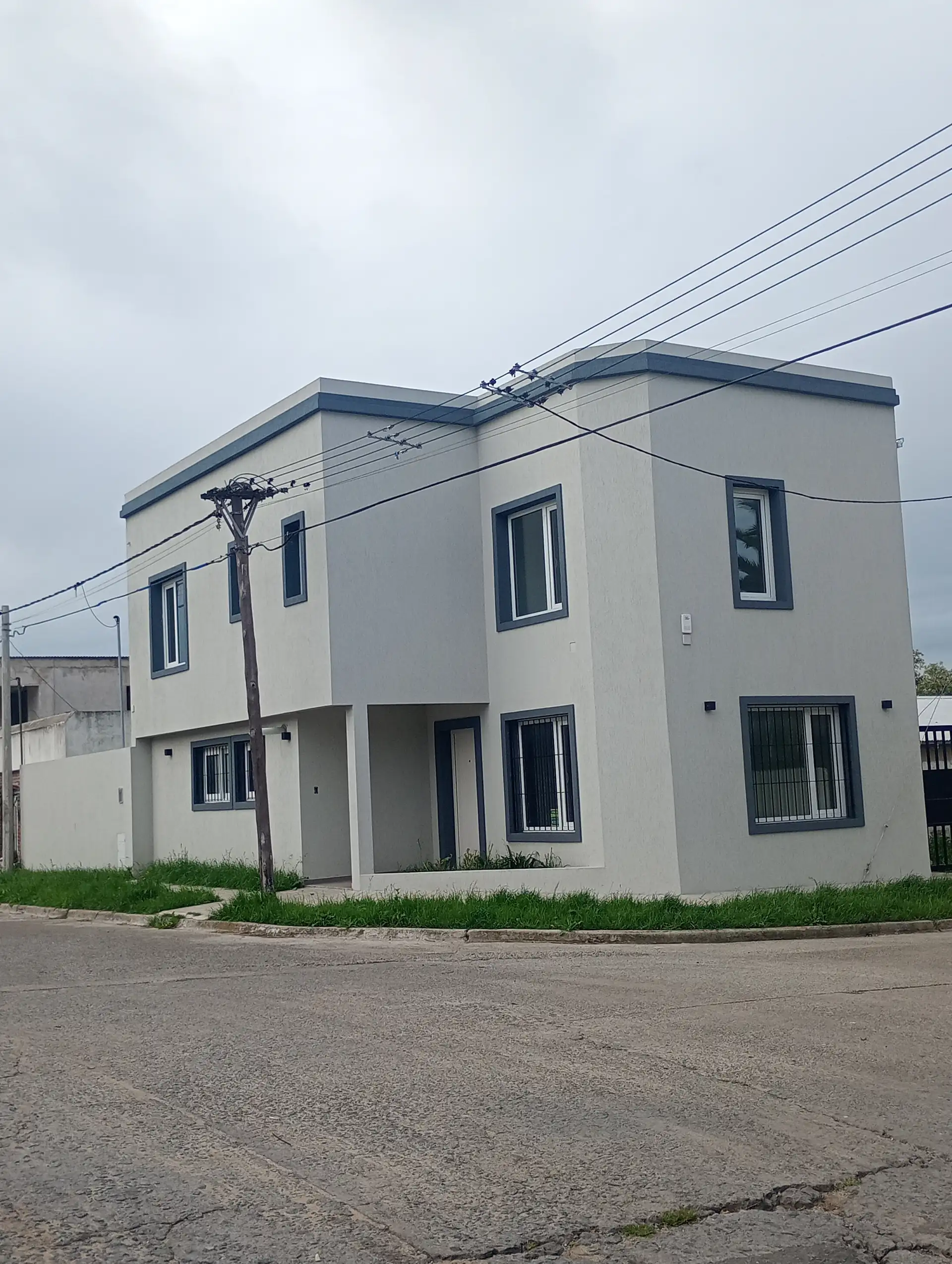 Casa 3 dorm, 150 m² cubiertos en 2 plantas — patio y entrada vehicular (12 de Octubre)
