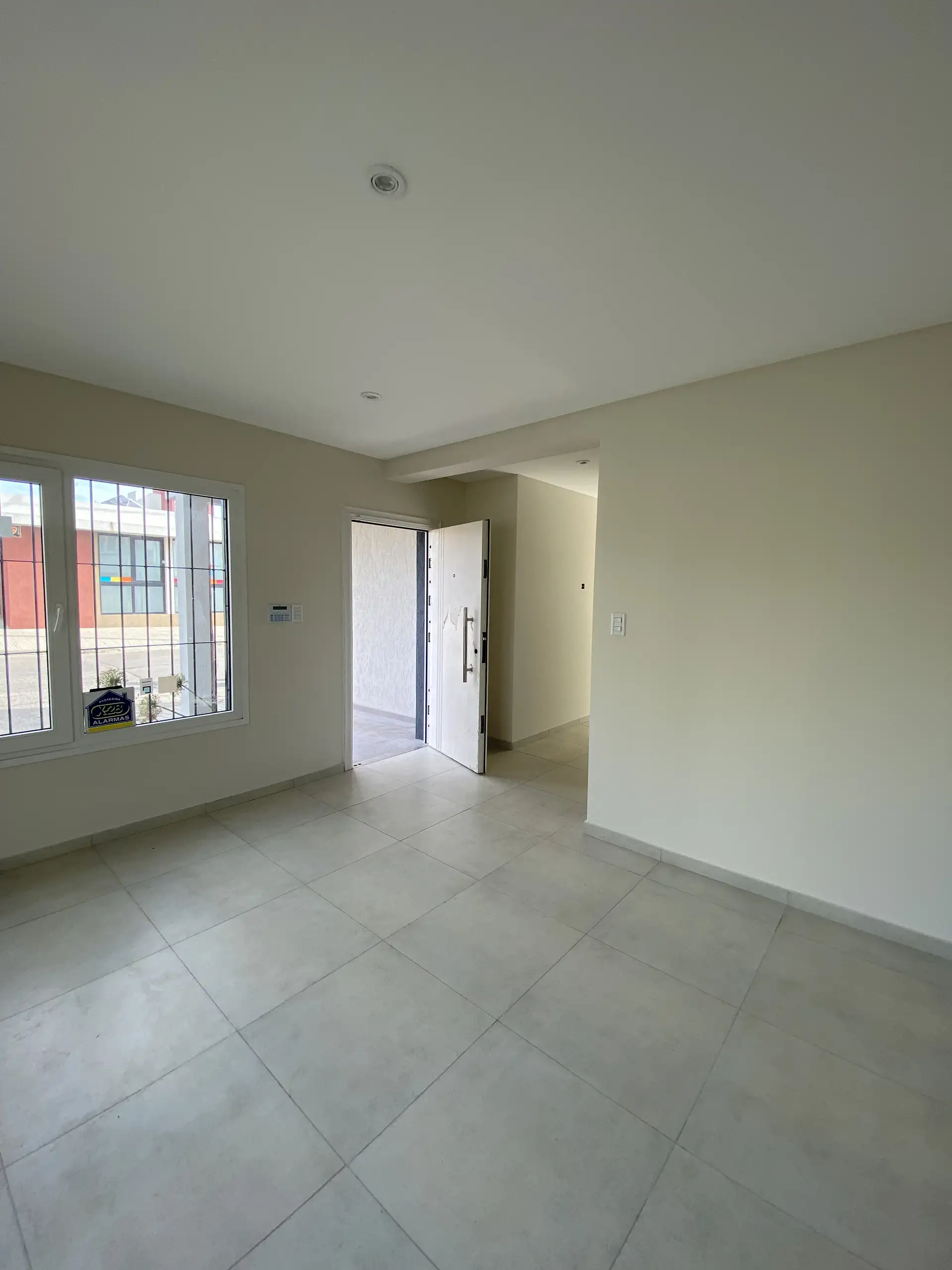 Casa 3 dorm, 150 m² cubiertos en 2 plantas — patio y entrada vehicular (12 de Octubre)