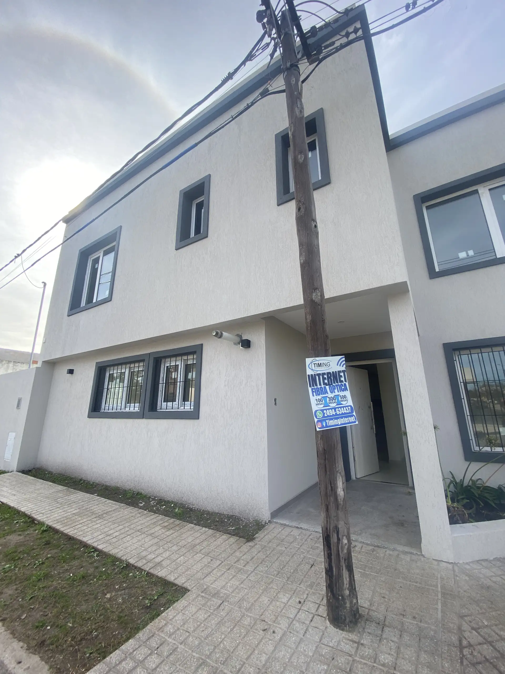 Casa 3 dorm, 150 m² cubiertos en 2 plantas — patio y entrada vehicular (12 de Octubre)