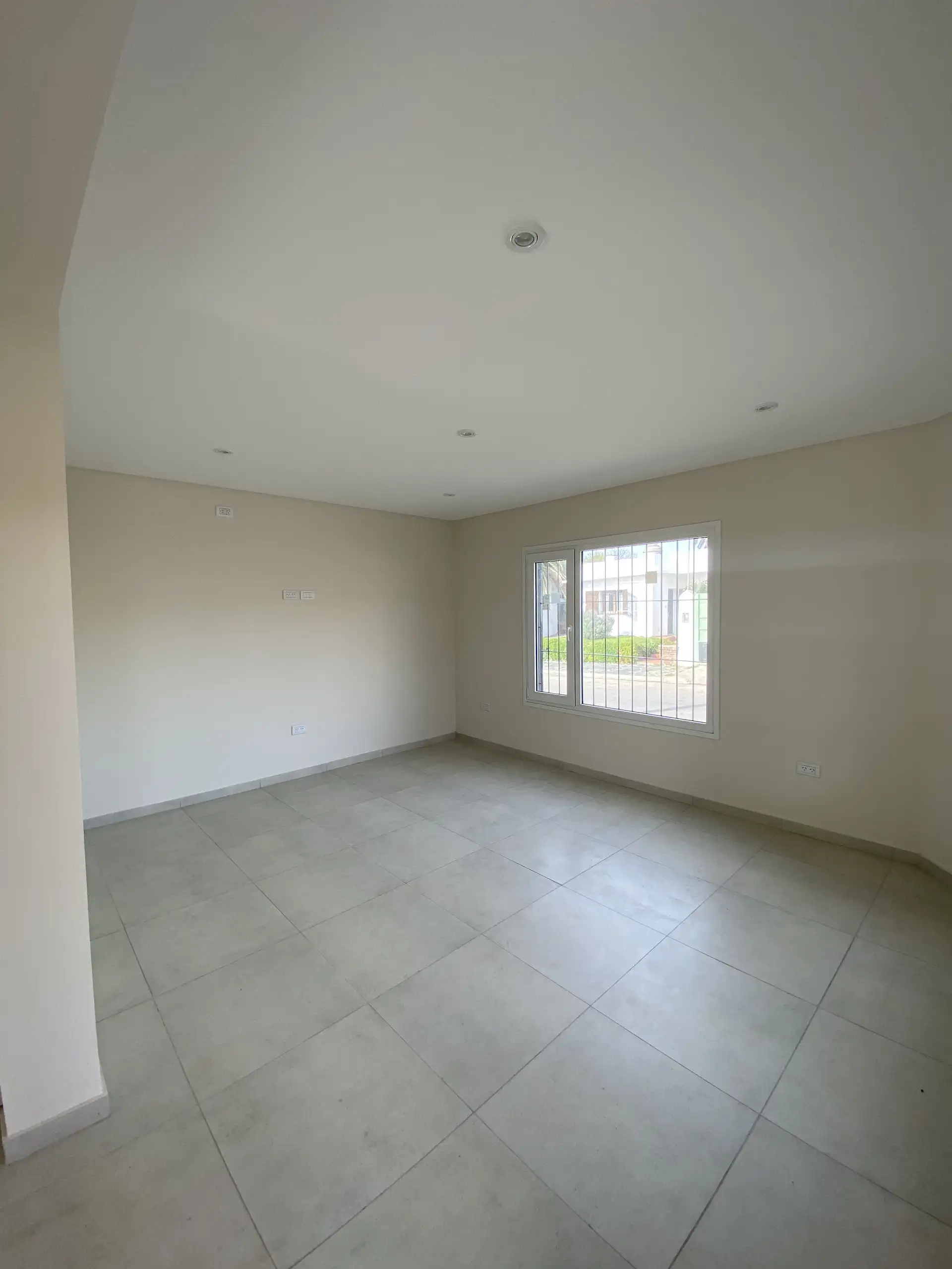 Casa 3 dorm, 150 m² cubiertos en 2 plantas — patio y entrada vehicular (12 de Octubre)