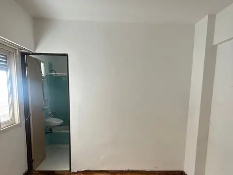 LUMINOSO MONOAMBIENTE CON COCINA SEPARADA