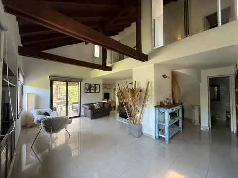 Casa en Venta con 2 cocheras