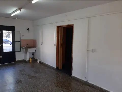 Casa 5 ambientes con 1 baño