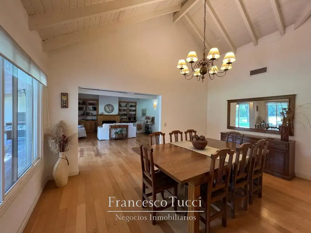 Casa - 330  m² Cubierta | 4 dormitorios | 20 años | 5 baños | 5 ambientes | 1 cochera