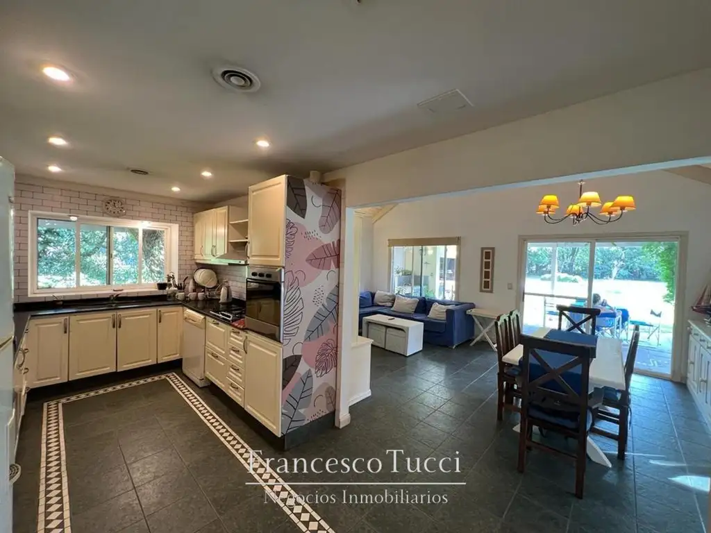 Av Presidente Juan Domingo Peron 10200