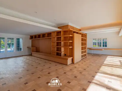 Importante residencia, en esquina del barrio Los Troncos.