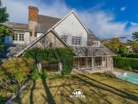 Importante residencia, en esquina del barrio Los Troncos.