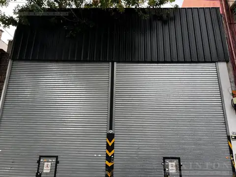 LOCAL O DEPOSITO A ESTRENAR EN FLORES MUY AMPLIO