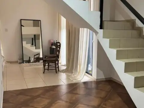 Casa en Alquiler con 2 cocheras