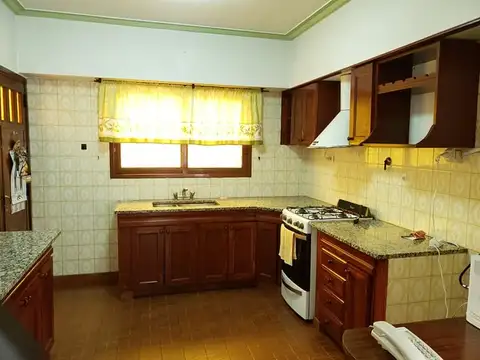 ¡Impecable casa 5 ambientes en Bernal con jardin! ¡APTO CREDITO!
