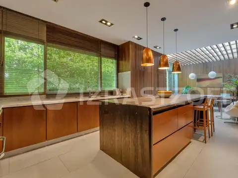 Casa en venta en Santa Bárbara, a 3/4 dormitorios a la laguna central, vista al atardecer