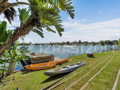 Casa en venta en Santa Bárbara, a 3/4 dormitorios a la laguna central, vista al atardecer