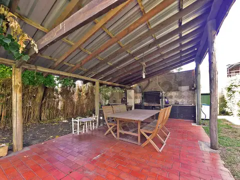 Casa en Venta con 2 cocheras