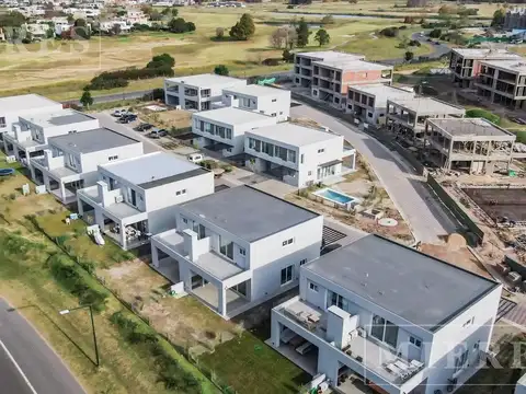 Casa en venta tipo dúplex de tres dormitorios en Pilará