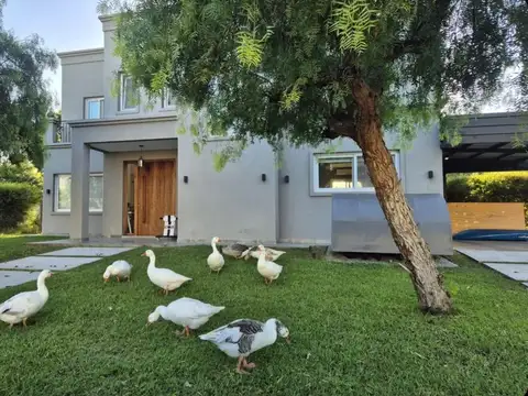 Casa 5 ambientes con 4 baños
