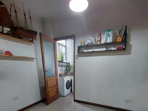 DEPARTAMENTO 3 AMBIENTES - A 50 MTS. DE LA PLAZA - EXCELENTE UBICACION - APTO PROFESIONAL -