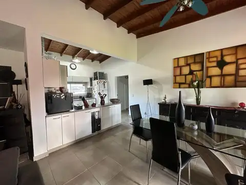Casa 4 ambientes con 2 baños