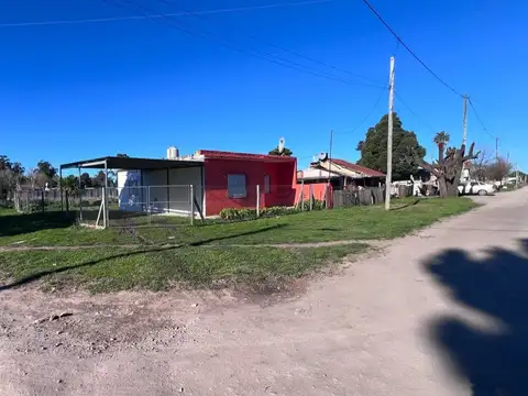 VENTA DE CASA 3 AMBIENTES CON PARQUE.