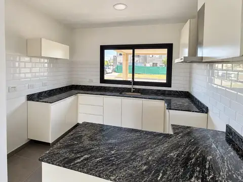 Casa en Alquiler en Solar de álvarez Barrio Privado, USD 1.400