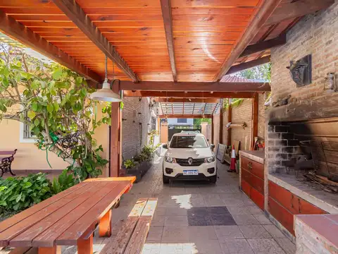 Casa en Venta con 3 cocheras