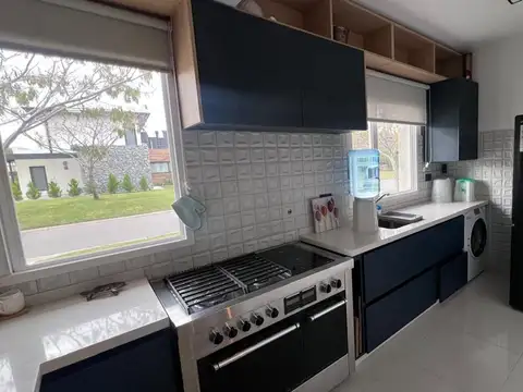 Casa 6 ambientes con 5 baños