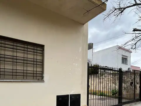 CASA EN P.H. DE DOS AMBIENTES  - EL PALOMAR - COCHERA