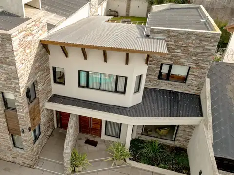 Casa en Venta con 3 cocheras